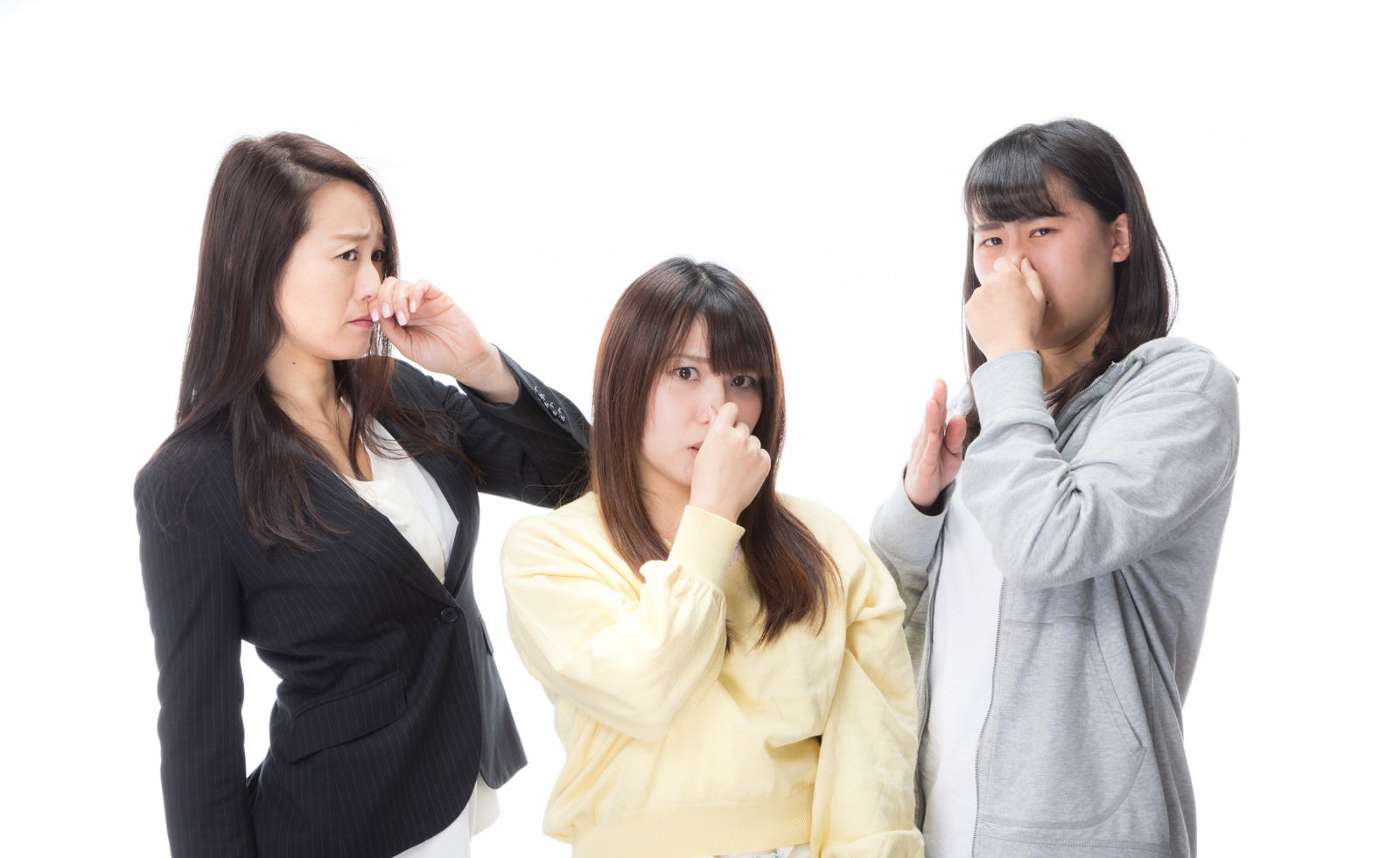 「くさくて鼻をつまむ女性たち」の写真［モデル：Lala Mizuho 土本寛子］