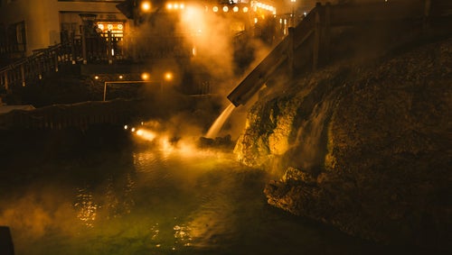 ライトアップされた草津温泉中心部の写真