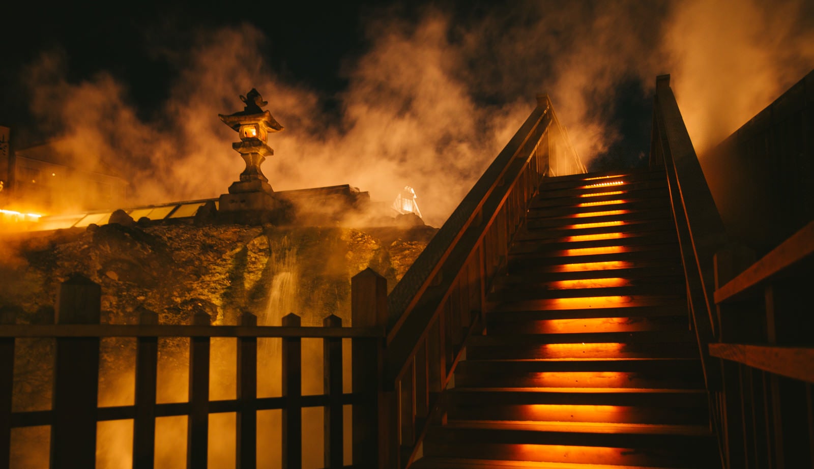 「蒸気に包まれる草津温泉中心部（夜間）」の写真