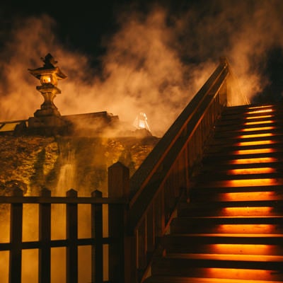 蒸気に包まれる草津温泉中心部（夜間）の写真