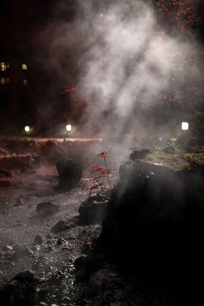 「立ちのぼる湯気を照らすライト（草津温泉、西の河原公園）」の写真