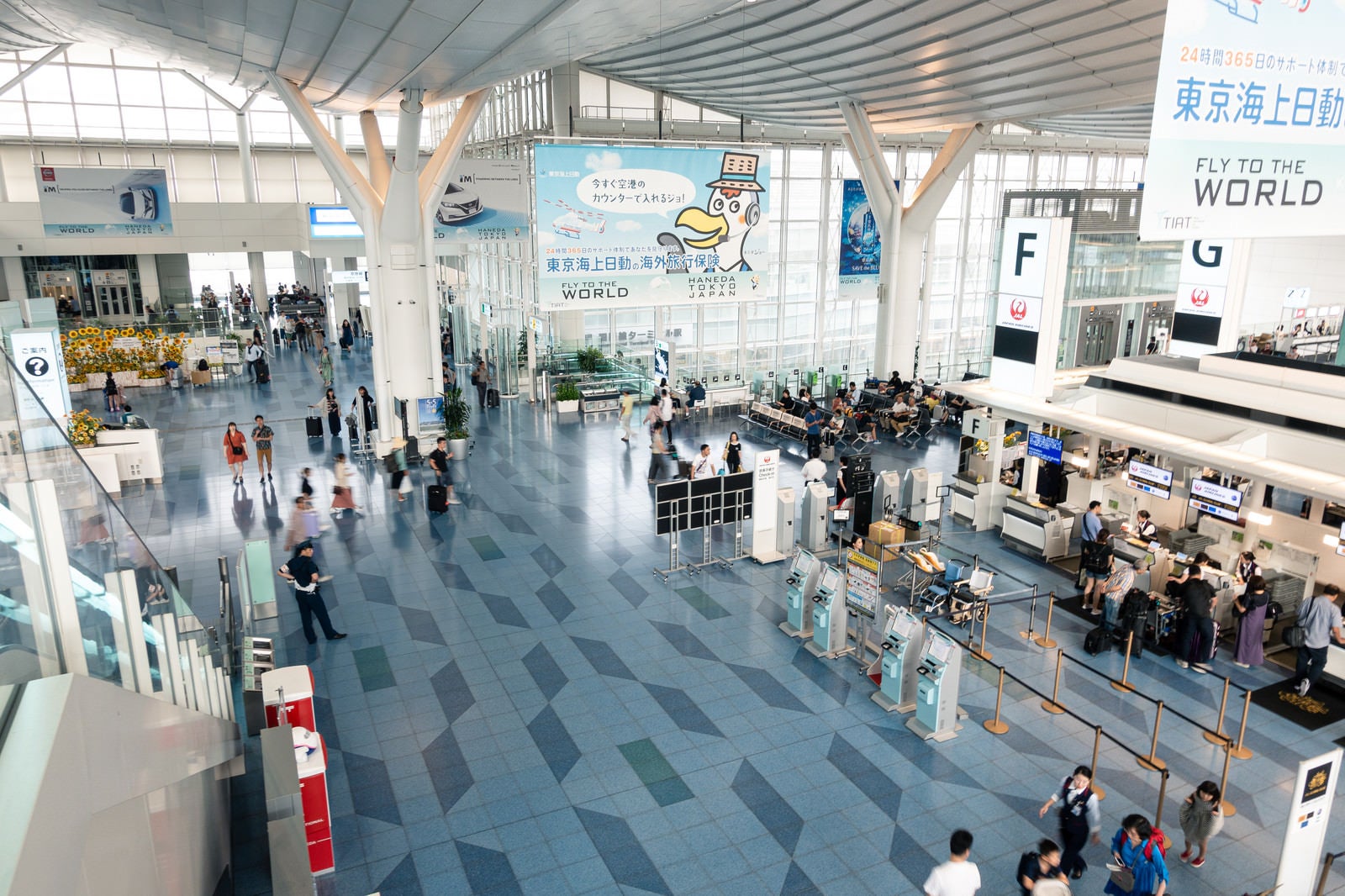 「高所から見下ろした国際ターミナルフロア（羽田空港）」の写真