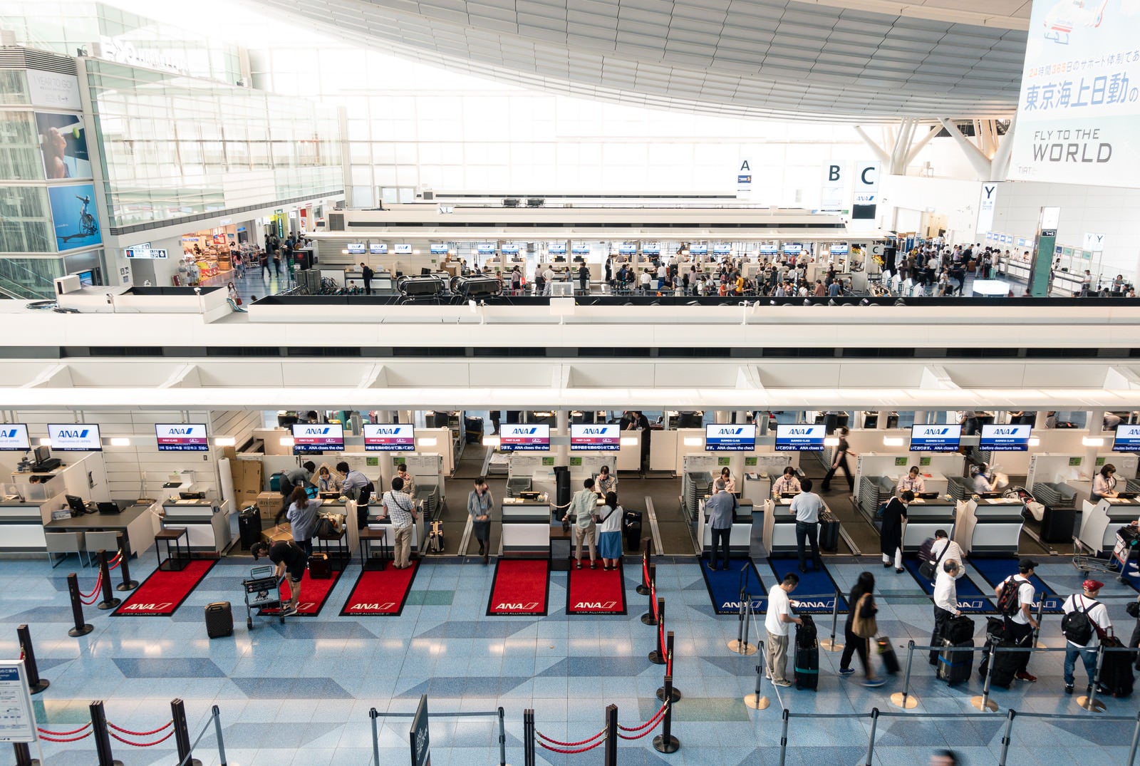 「国際ターミナルの手荷物カウンター（羽田空港）」の写真