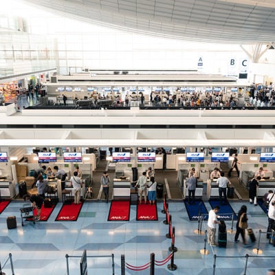 国際ターミナルの手荷物カウンター（羽田空港）の写真