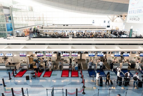 国際ターミナルの手荷物カウンター（羽田空港）の写真