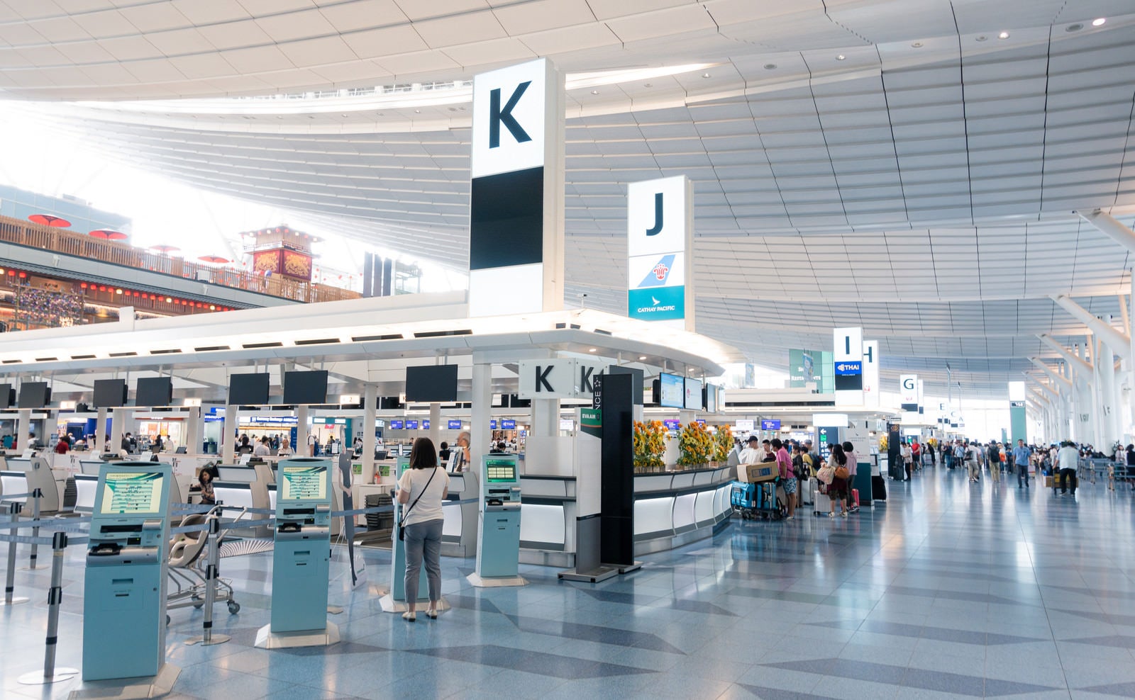 「奥へと続く国際ターミナルカウンター（羽田空港）」の写真