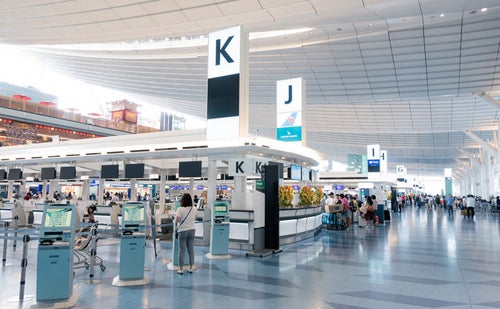 奥へと続く国際ターミナルカウンター（羽田空港）の写真