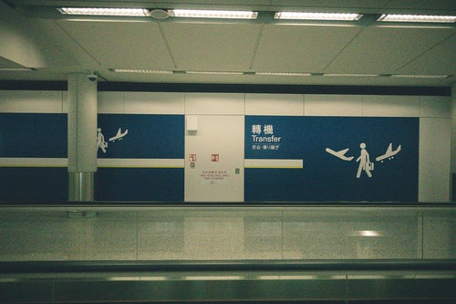 空港内の乗り継ぎ廊下の写真