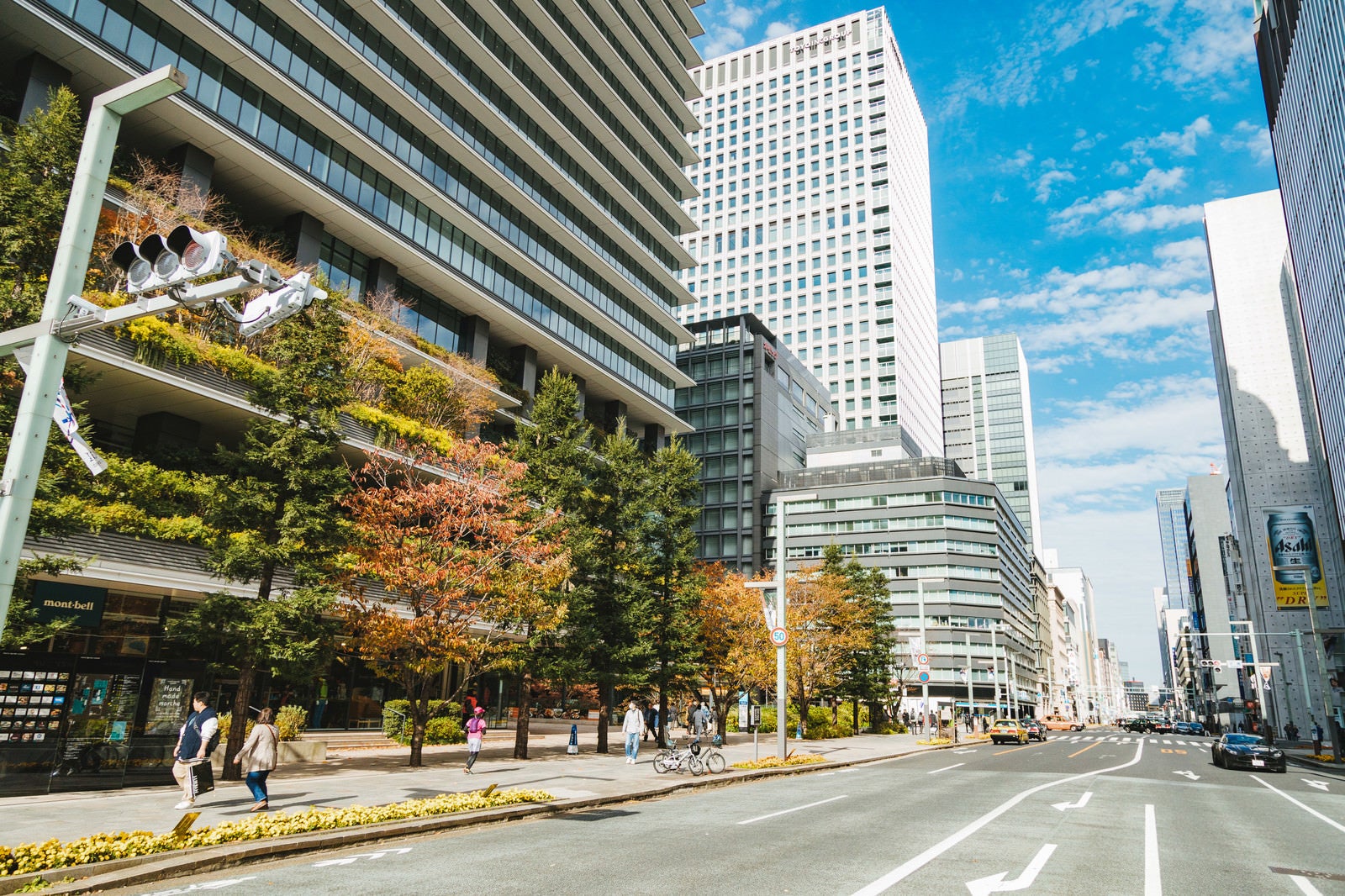 「京橋駅前の高層ビル」の写真