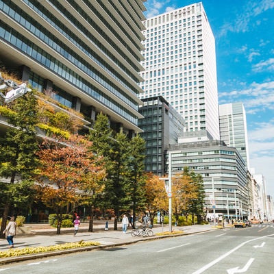 京橋駅前の高層ビルの写真