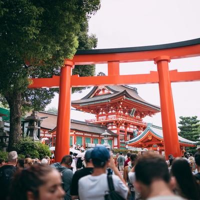 伏見稲荷大社の大鳥居前に集う外国人観光客たちの写真
