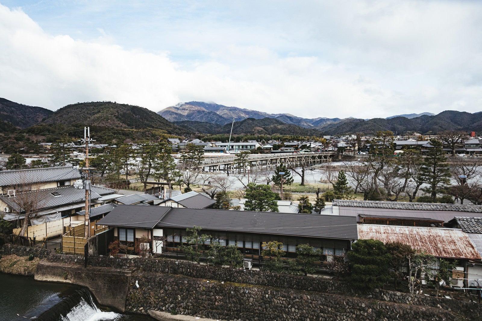 「京都嵐山の渡月橋付近」の写真