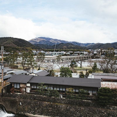 京都嵐山の渡月橋付近の写真