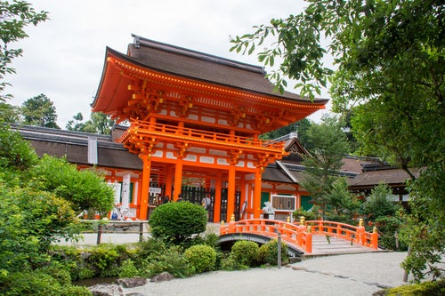 鮮やかな色が目を引く上賀茂神社楼門と玉橋（京都）の写真