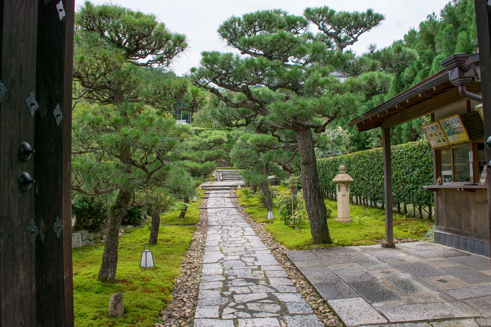 「圓光寺山門から見える石畳の道（京都）」の写真