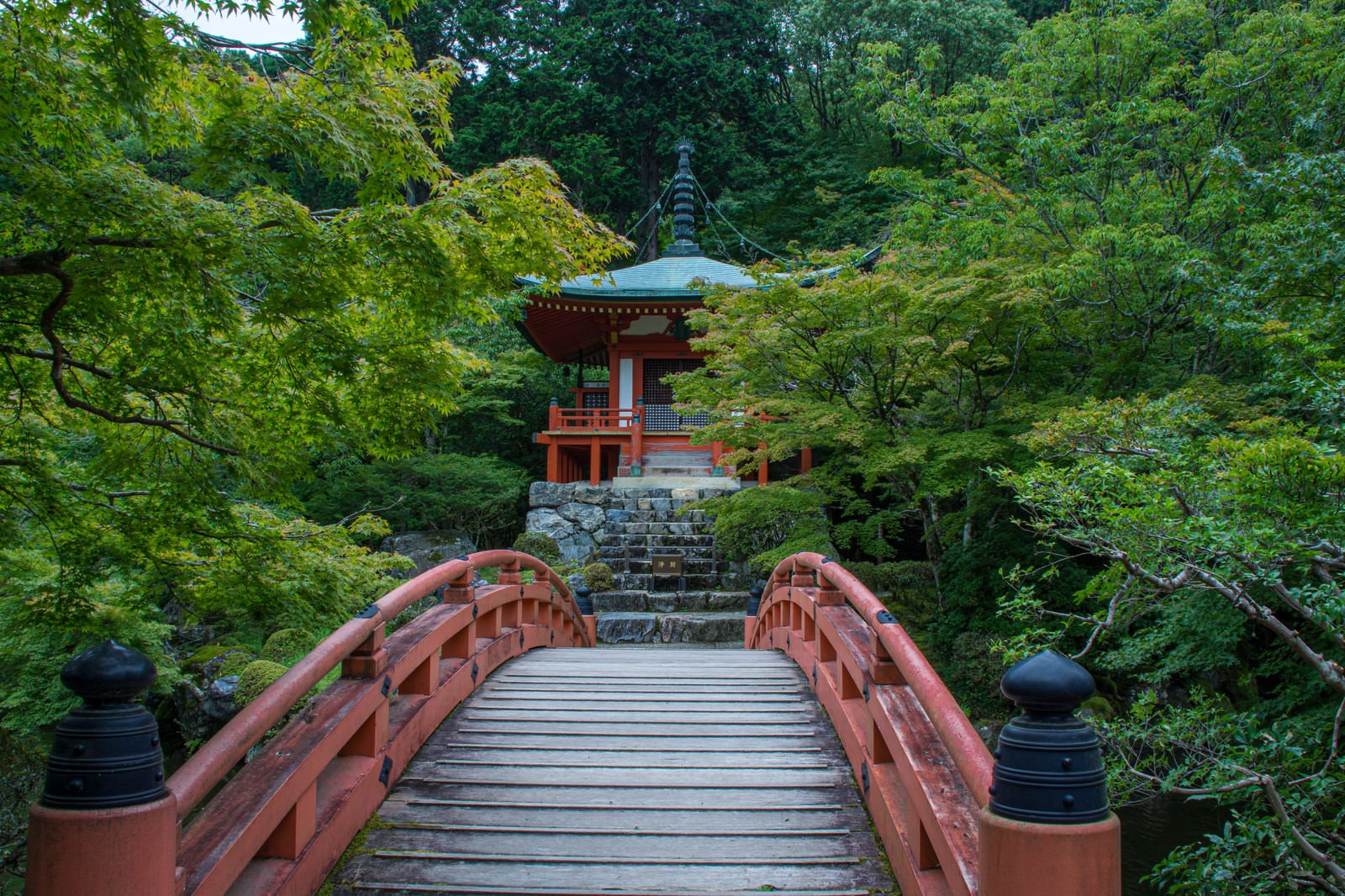 「橋の向こうに見える朱塗りのお堂（醍醐寺）」の写真