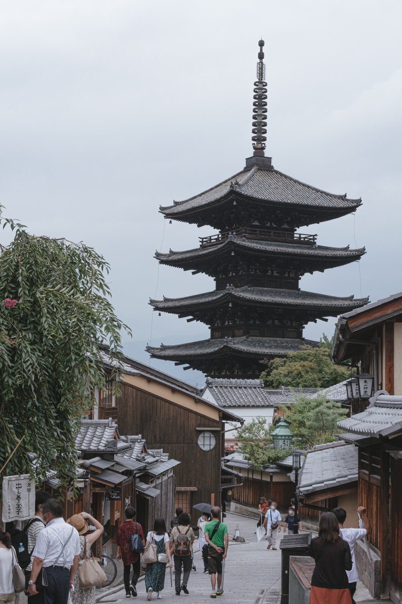 「八坂の塔を見上げながら観光を楽しむ人々（京都）」の写真