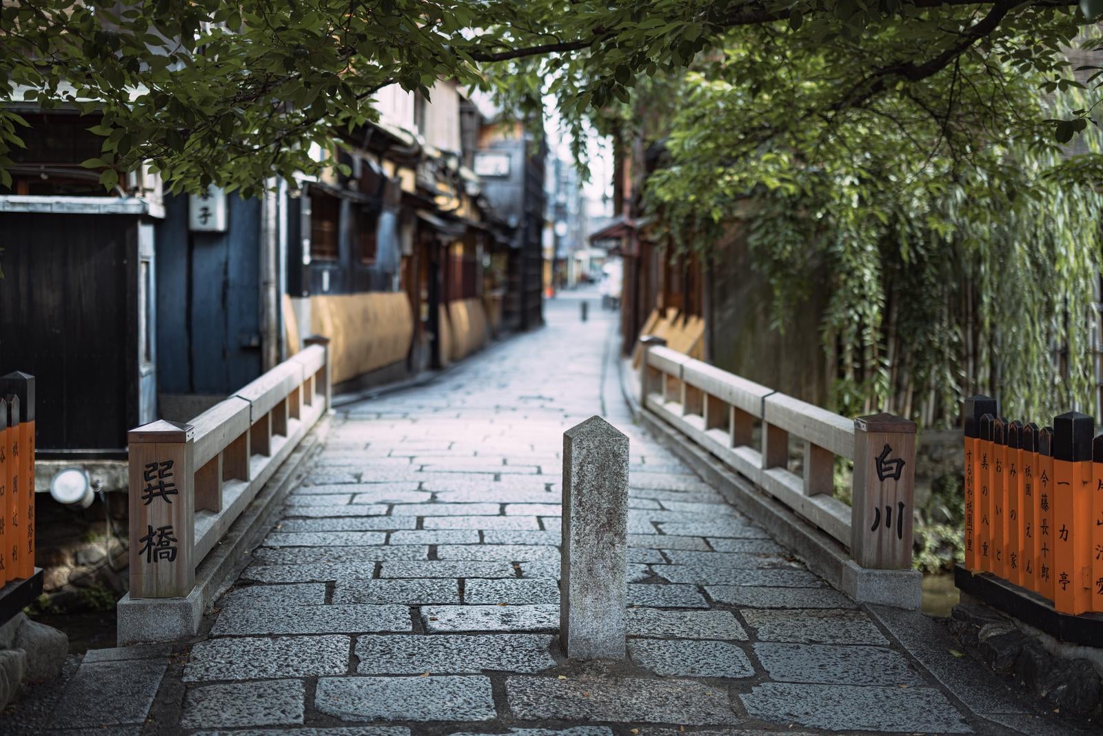 「京都の人気の観光地「祇園白川の巽橋」」の写真