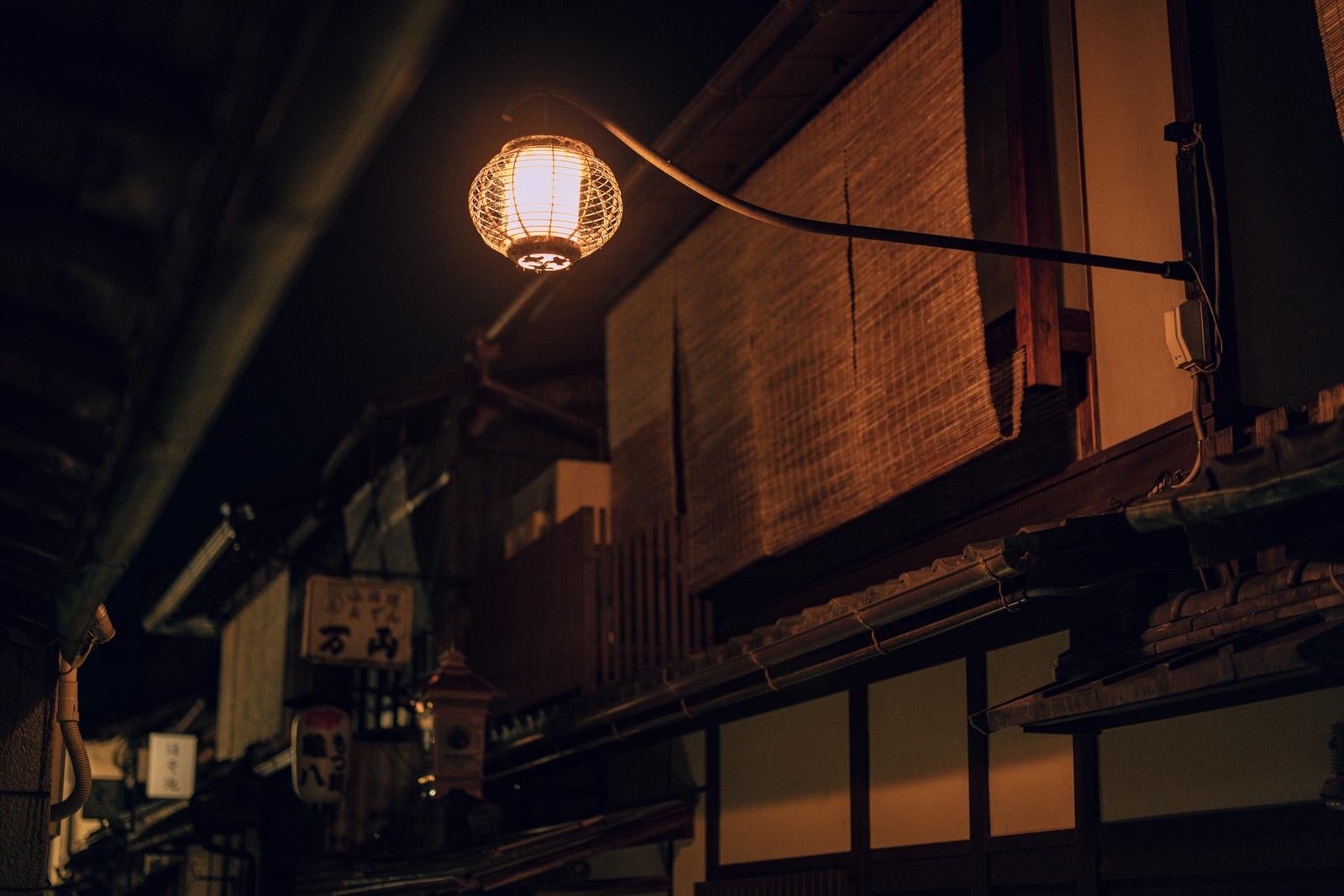 「京都先斗町の夜散歩、灯りをたどる」の写真