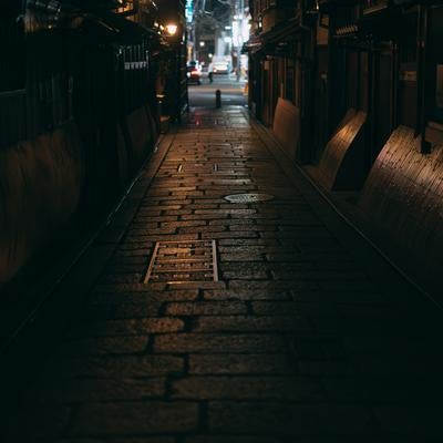 京都祇園白川の夜の路地裏の写真