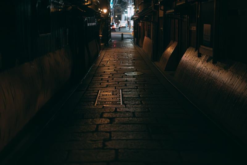 京都祇園白川の夜の路地裏の写真