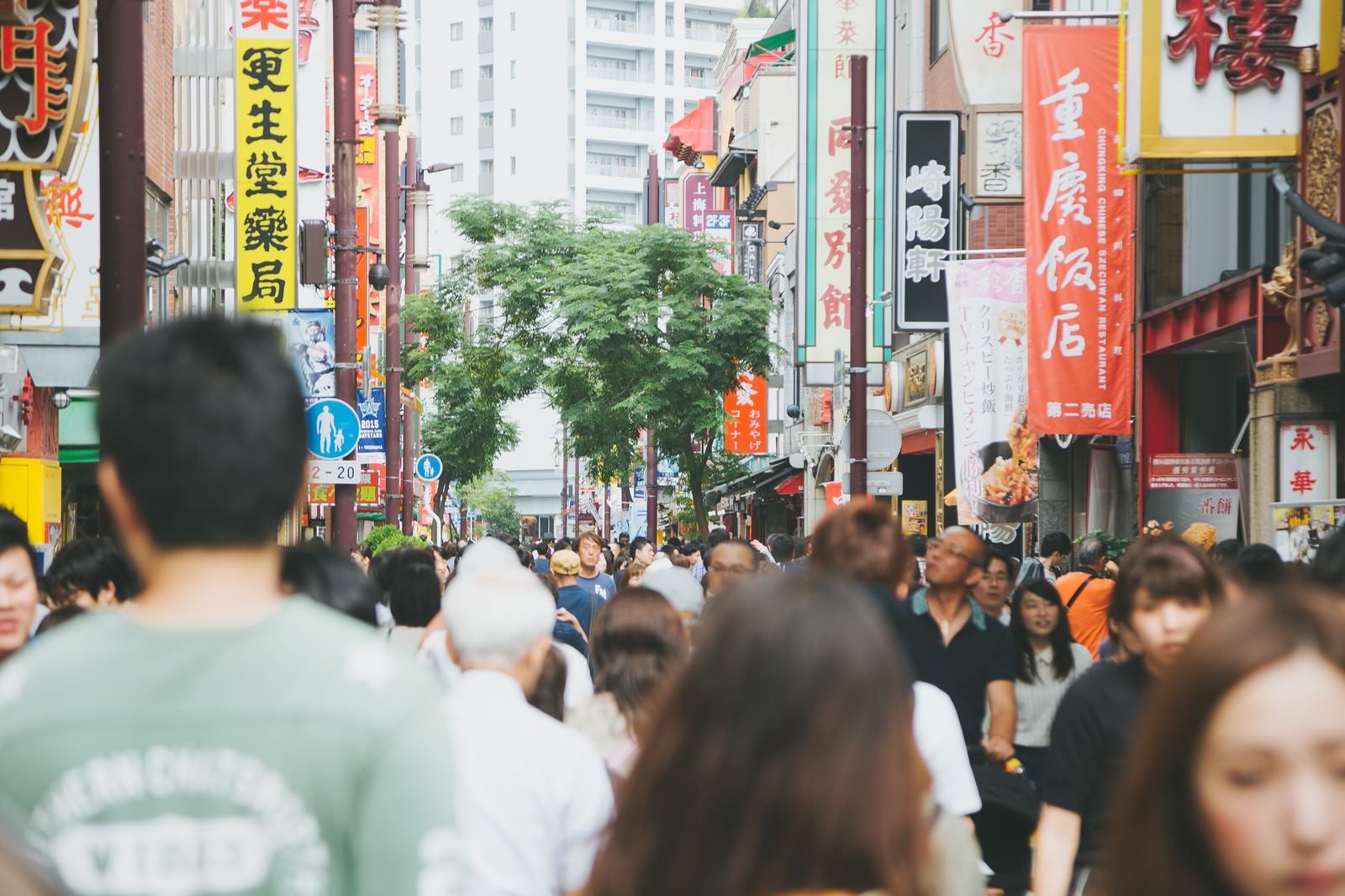 「混雑する横浜中華街の人混み」の写真