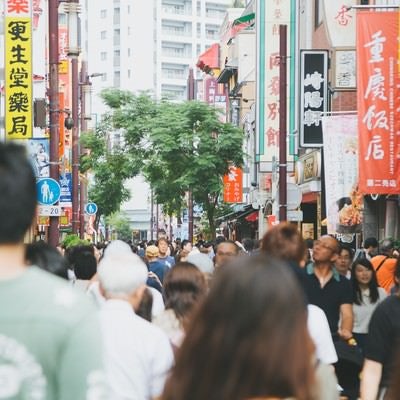 混雑する横浜中華街の人混みの写真