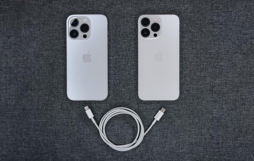 iPhoneとUSB-CのLightningケーブルの写真