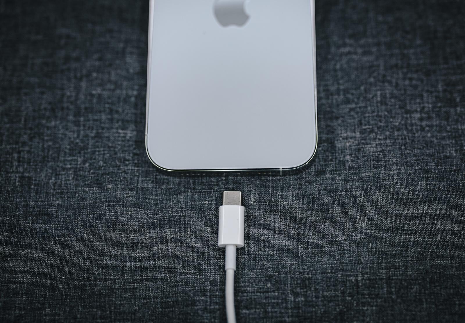 「使えそうで使えない。LightningポートのiPhoneにUSB-Cケーブル」の写真