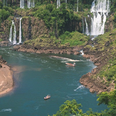 イグアス川を流れるツアーボート（南米大陸）の写真