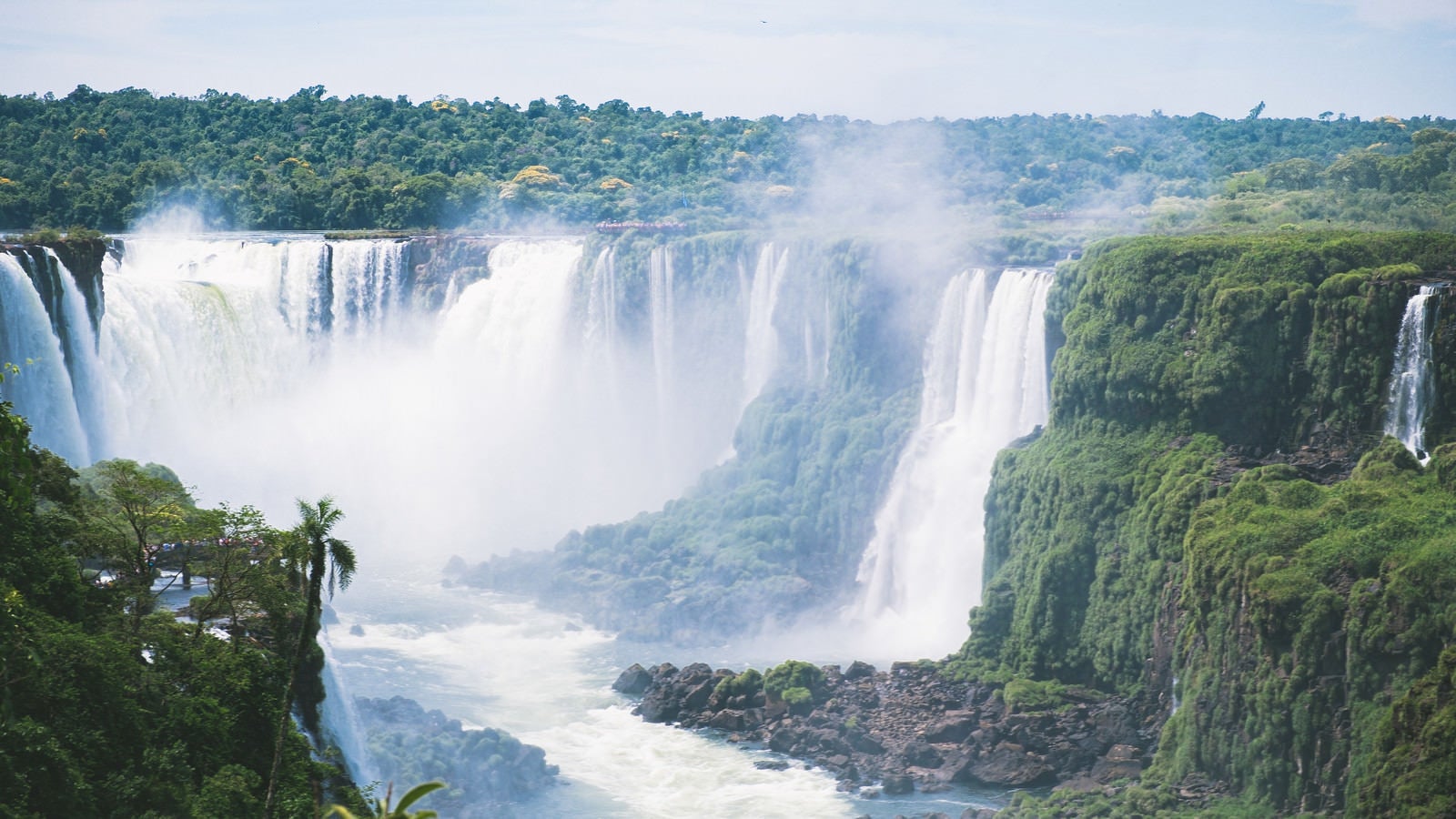 「イグアスの滝の大瀑布（南米大陸）」の写真