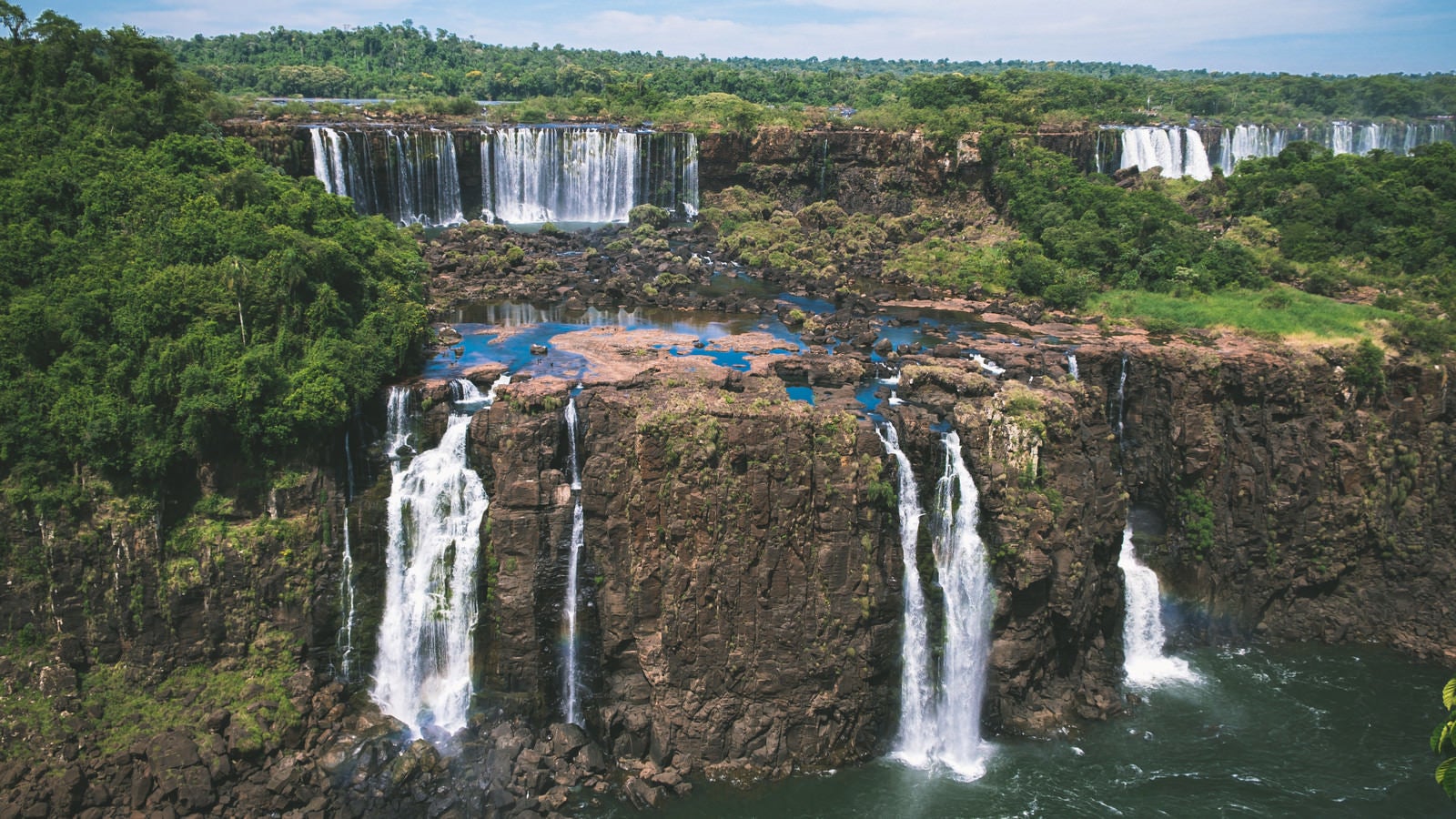 「雄大な岩壁を流れ落ちるイグアスの滝（南米大陸）」の写真