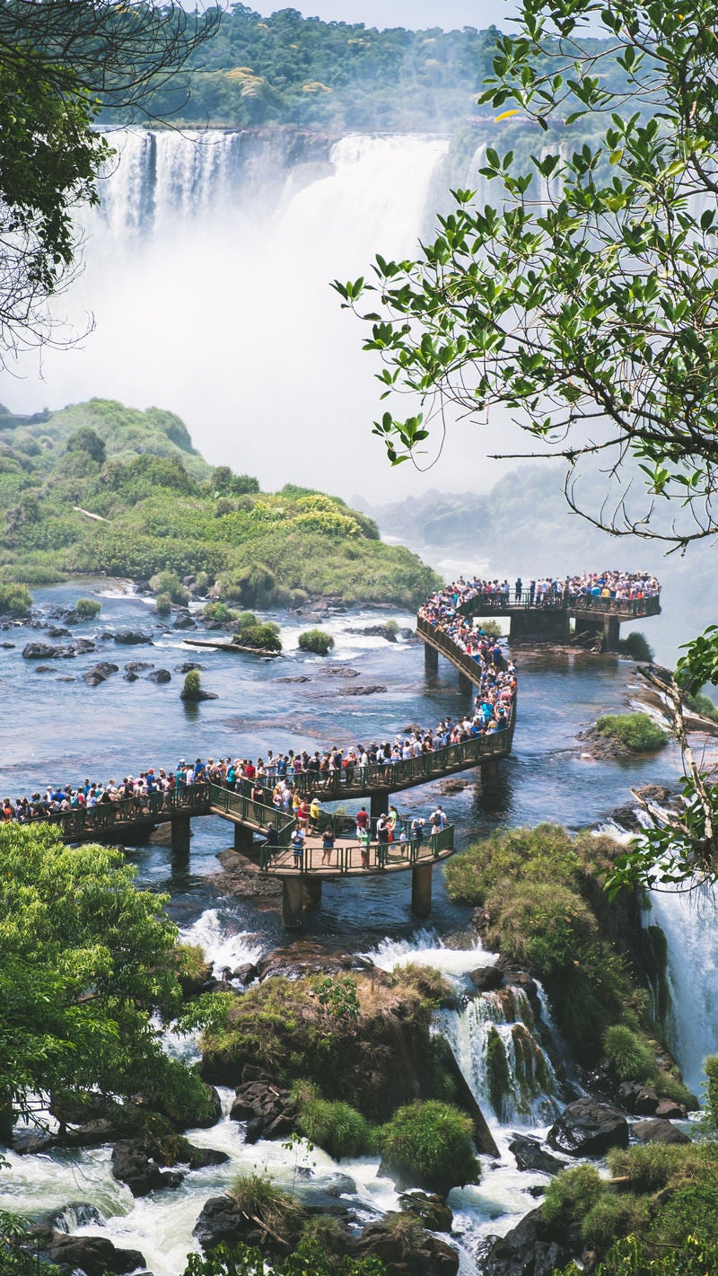 「滝の上の歩道に押し寄せる観光客（イグアスの滝）」の写真