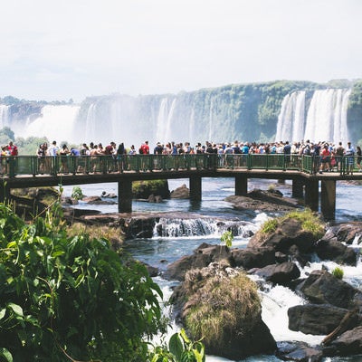 歩道橋に押し寄せる観光客とイグアスの滝（南米大陸）の写真
