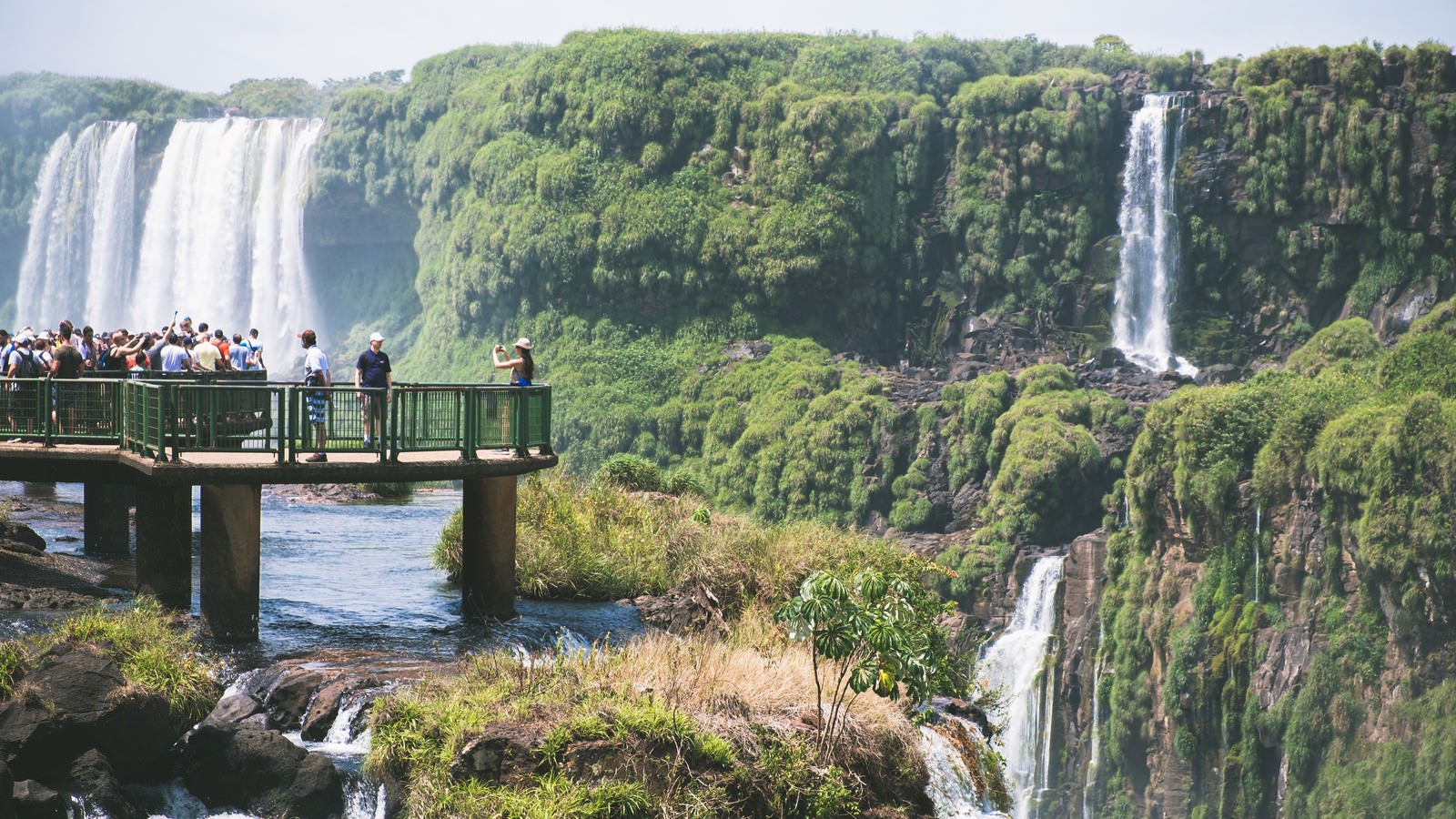 「絶景間近で撮影する観光客とイグアスの滝（南米大陸）」の写真