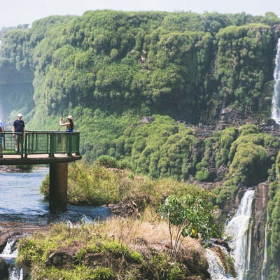 絶景間近で撮影する観光客とイグアスの滝（南米大陸）の写真