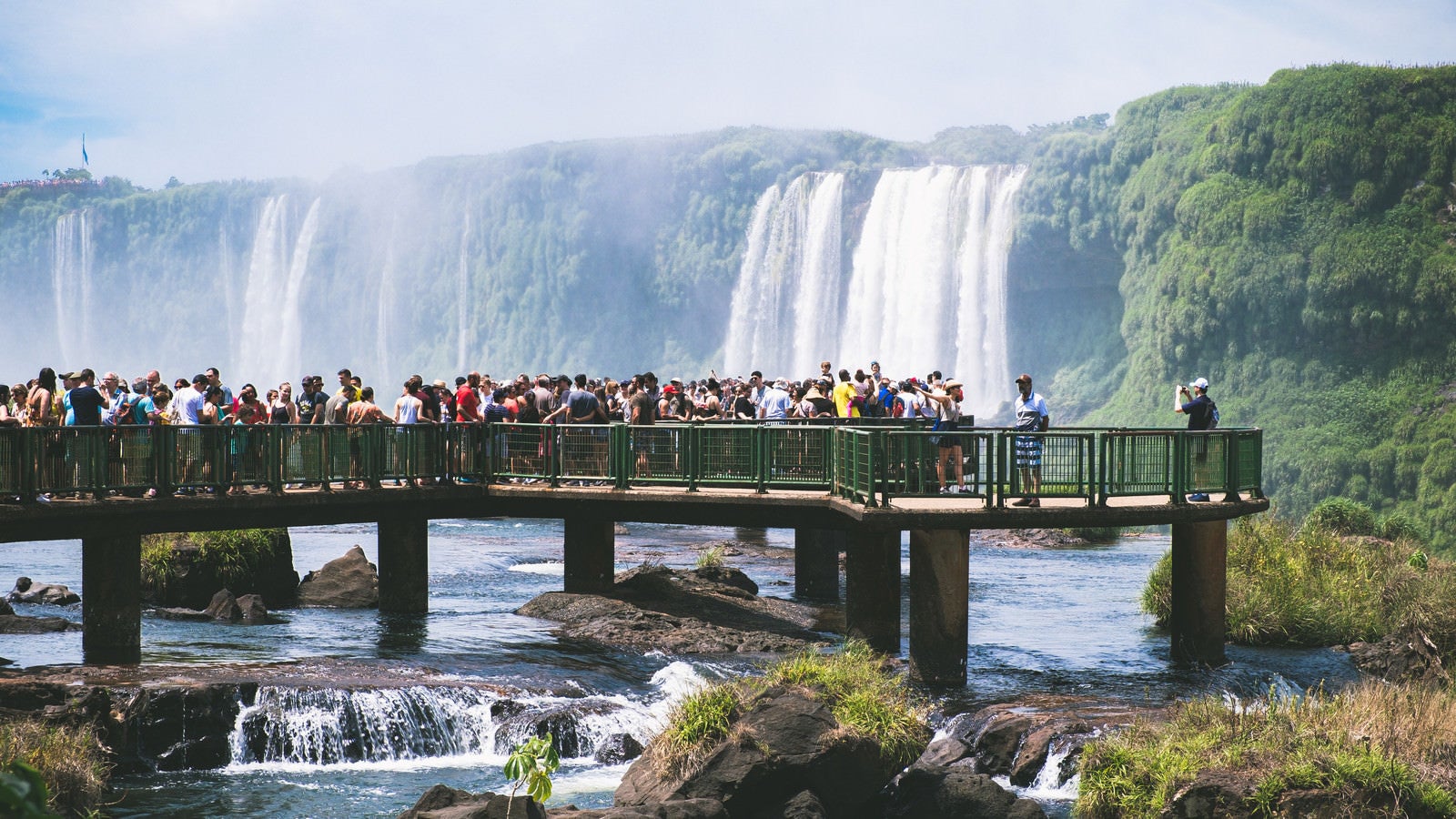 「イグアスの滝の水しぶきと観光客（南米大陸）」の写真