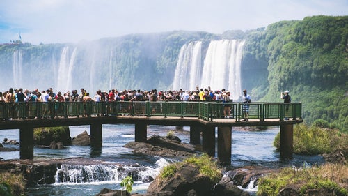 イグアスの滝の水しぶきと観光客（南米大陸）の写真