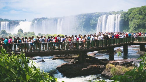 イグアスの滝と押し寄せる観光客（イグアスの滝）の写真