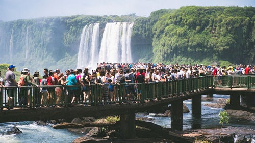 イグアスの滝を最前線でひと目見る為に行列を作る観光客（南米大陸）の写真