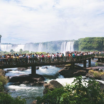 イグアスの滝見物の長い行列（南米大陸）の写真