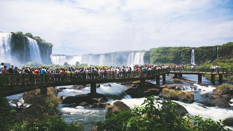 イグアスの滝見物の長い行列（南米大陸）の写真