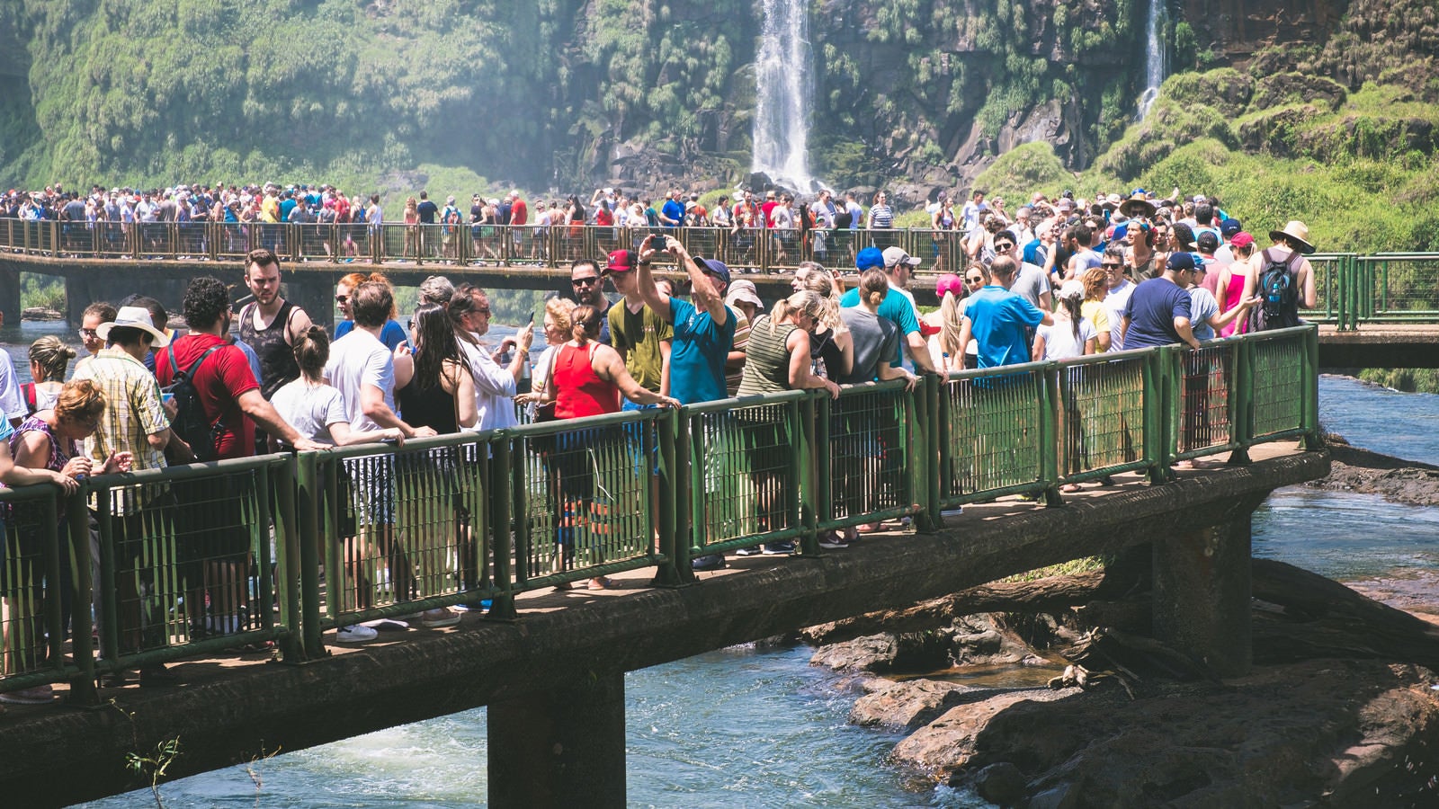 「イグアスの滝を間近に見ようとする観光客の行列」の写真