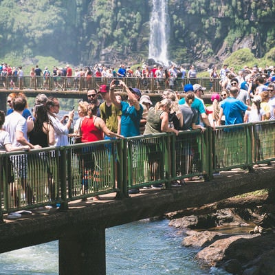 イグアスの滝を間近に見ようとする観光客の行列の写真