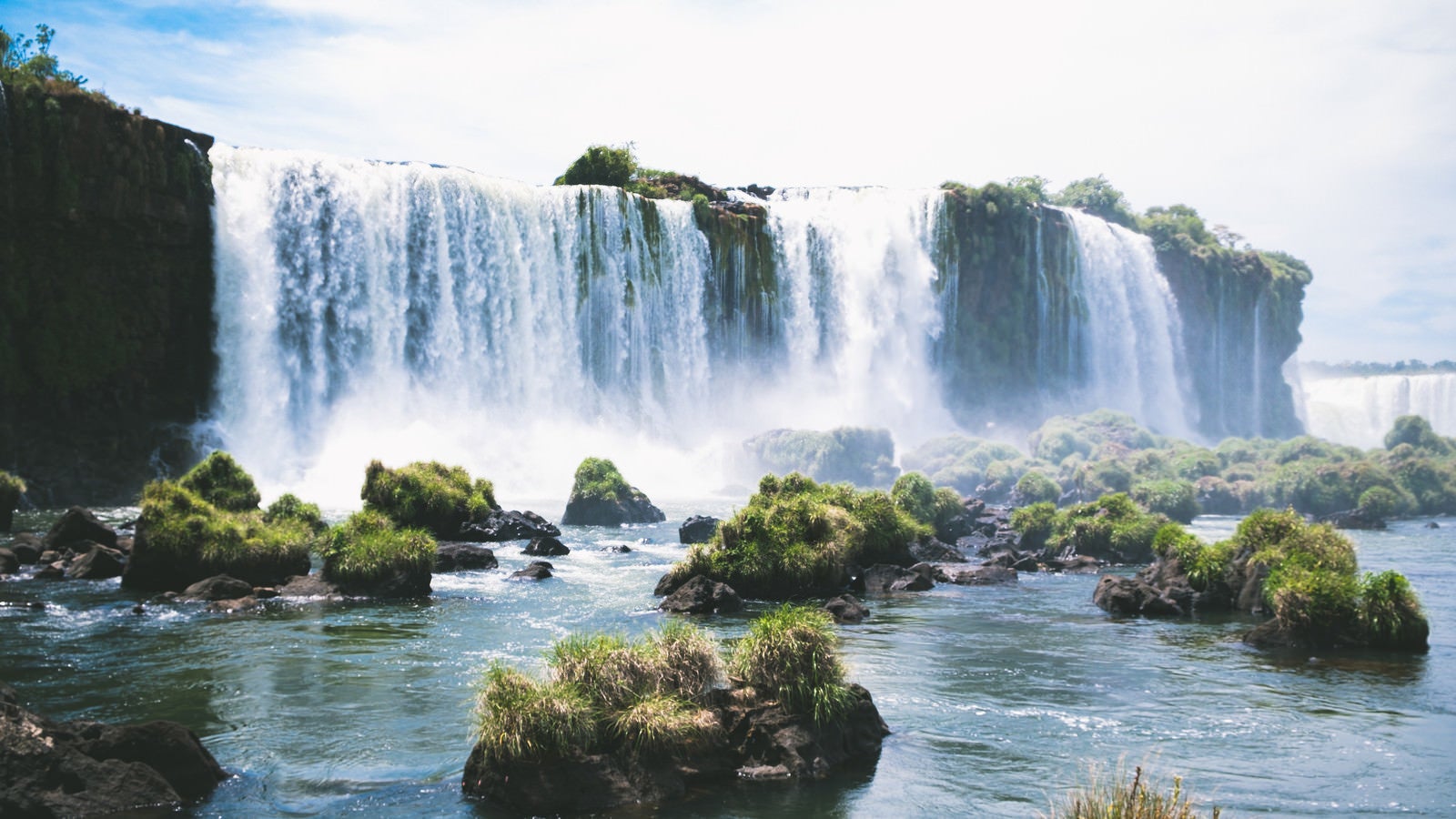 「吹き上がる水飛沫のイグアスの滝（南米大陸）」の写真