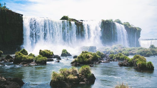 吹き上がる水飛沫のイグアスの滝（南米大陸）の写真