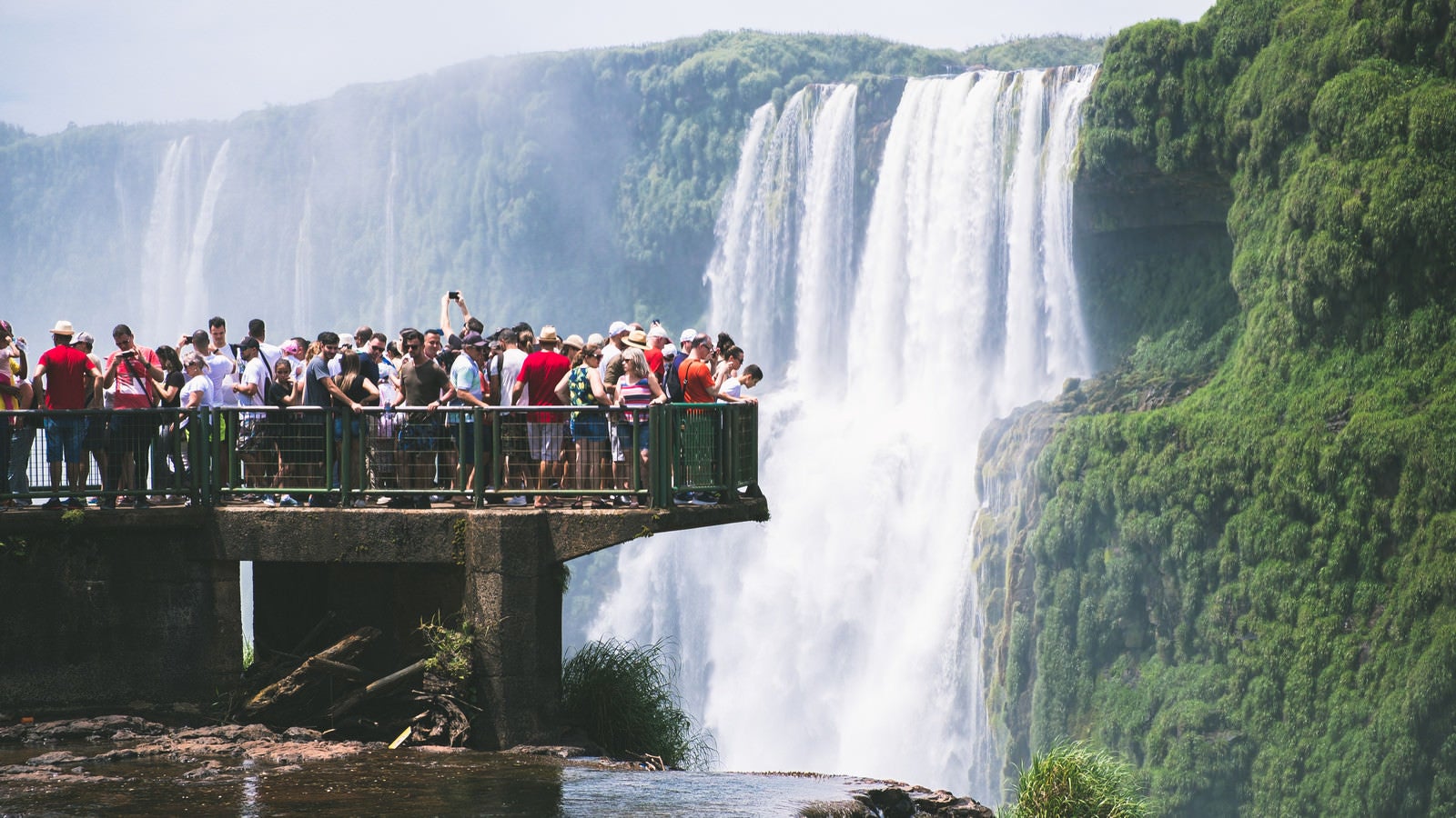 「圧倒的な水量を誇るイグアスの滝つぼを覗き込むよう（イグアスの滝）」の写真