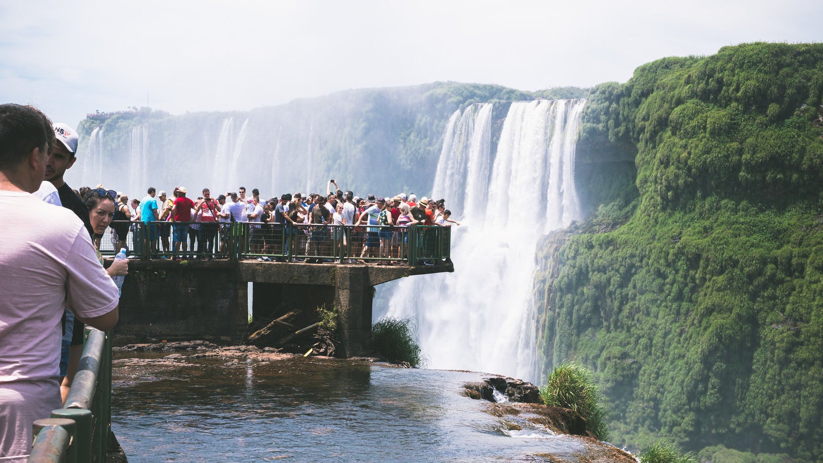「滝つぼを覗き込むツアー客（イグアスの滝）」の写真