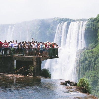 滝つぼを覗き込むツアー客（イグアスの滝）の写真