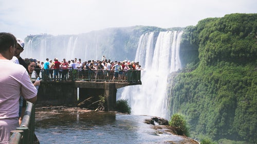 滝つぼを覗き込むツアー客（イグアスの滝）の写真
